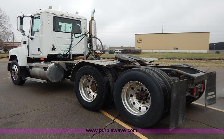 image for item K7320 2004 Mack CH613 semi truck