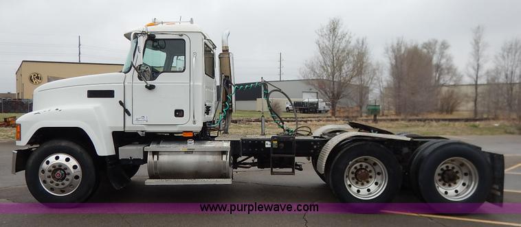 image for item K7320 2004 Mack CH613 semi truck