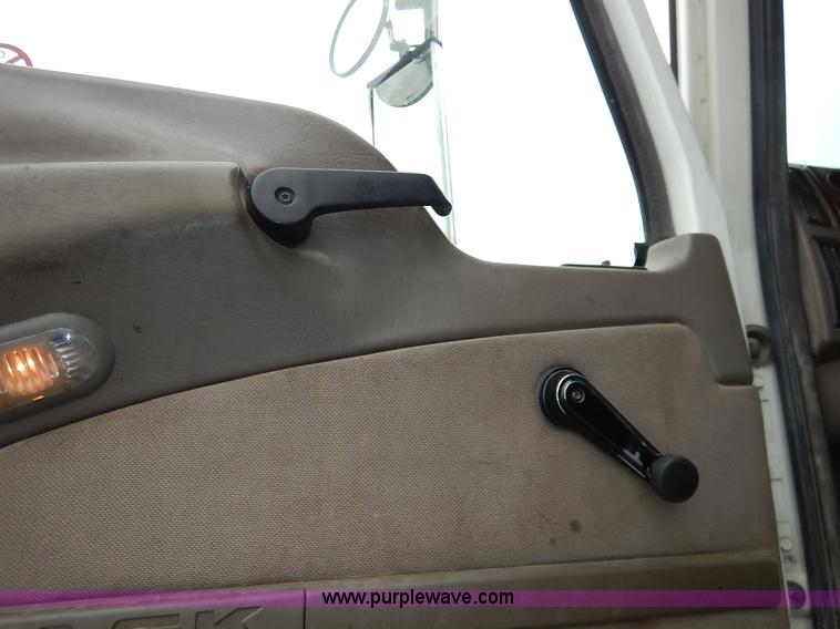 image for item K7320 2004 Mack CH613 semi truck