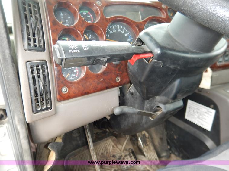 image for item K7320 2004 Mack CH613 semi truck