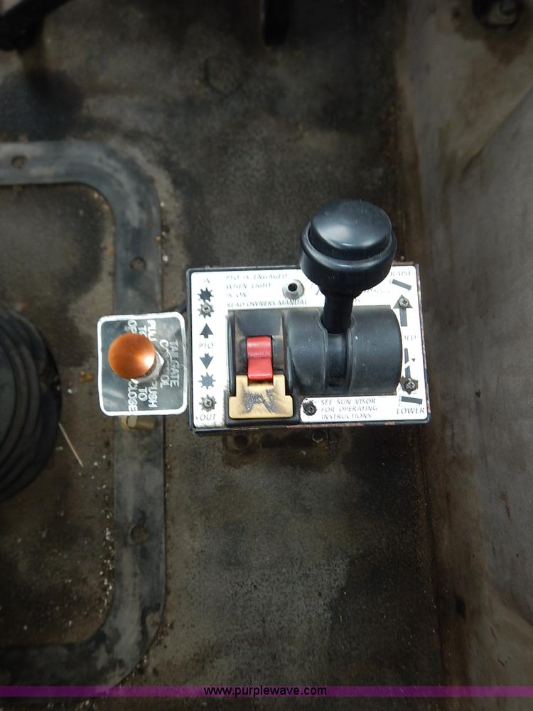 image for item K7320 2004 Mack CH613 semi truck