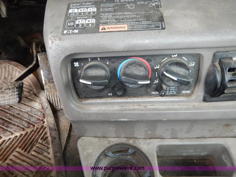 image for item K7320 2004 Mack CH613 semi truck