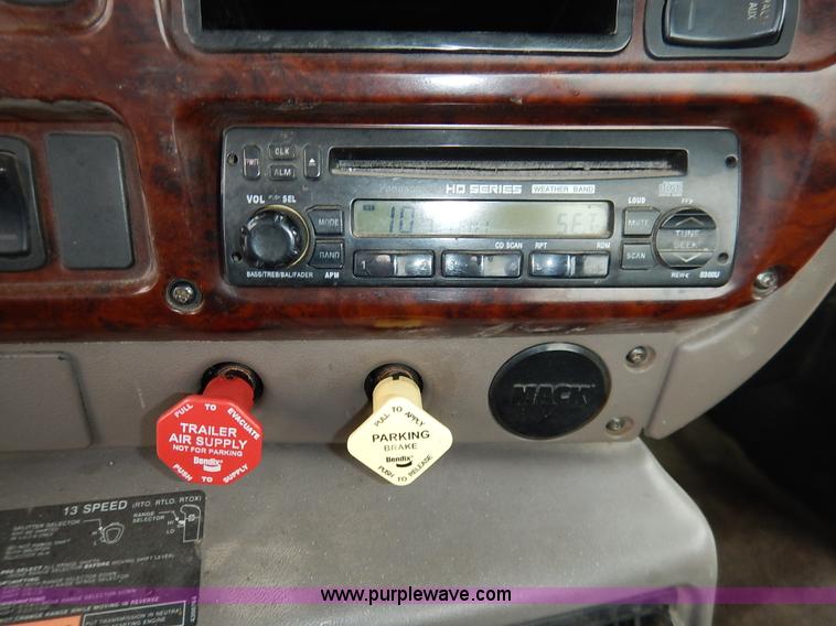 image for item K7320 2004 Mack CH613 semi truck