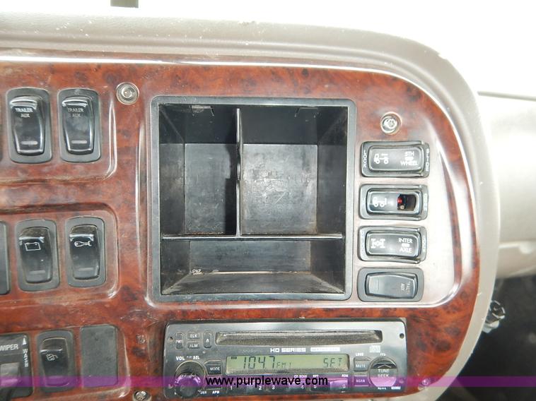 image for item K7320 2004 Mack CH613 semi truck