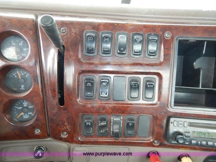 image for item K7320 2004 Mack CH613 semi truck