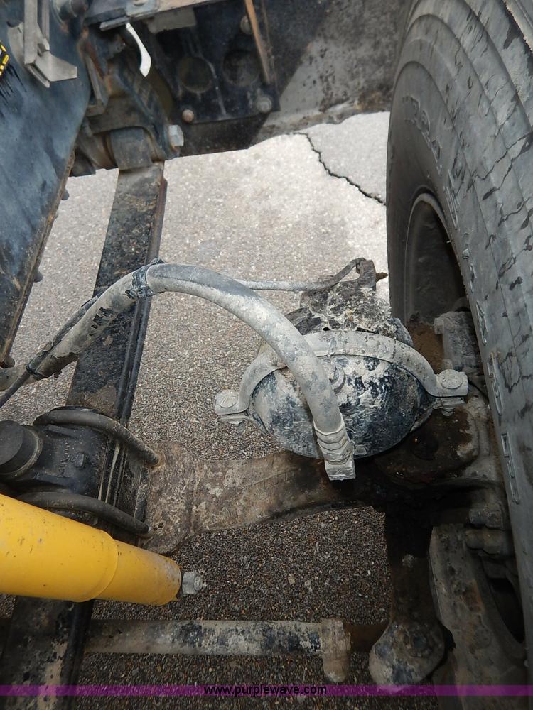 image for item K7320 2004 Mack CH613 semi truck