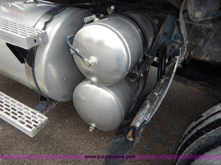 image for item K7320 2004 Mack CH613 semi truck