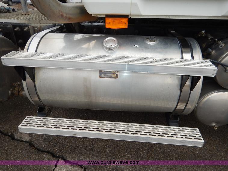 image for item K7320 2004 Mack CH613 semi truck