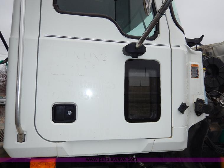 image for item K7320 2004 Mack CH613 semi truck