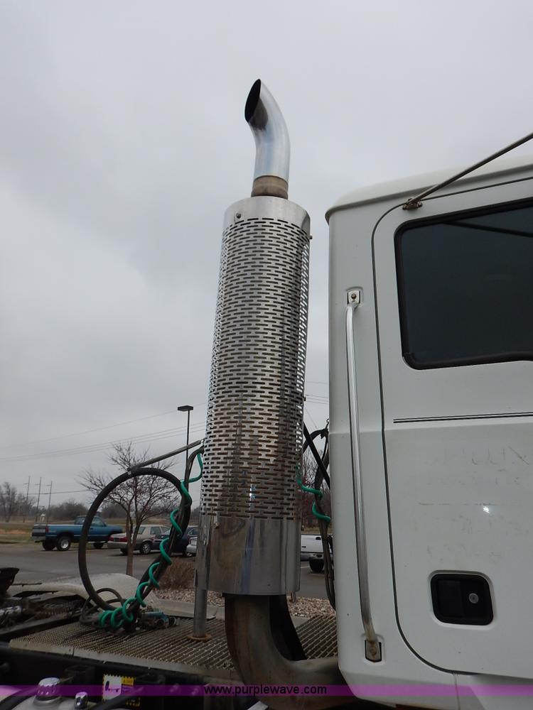 image for item K7320 2004 Mack CH613 semi truck