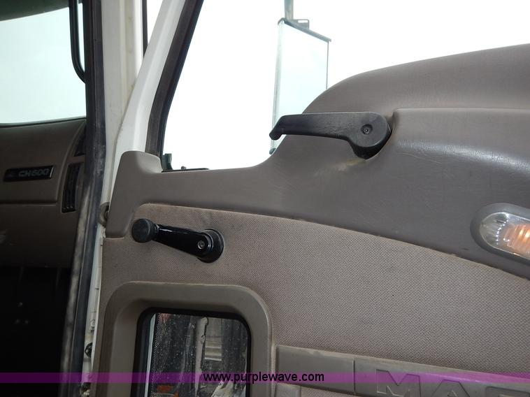 image for item K7320 2004 Mack CH613 semi truck