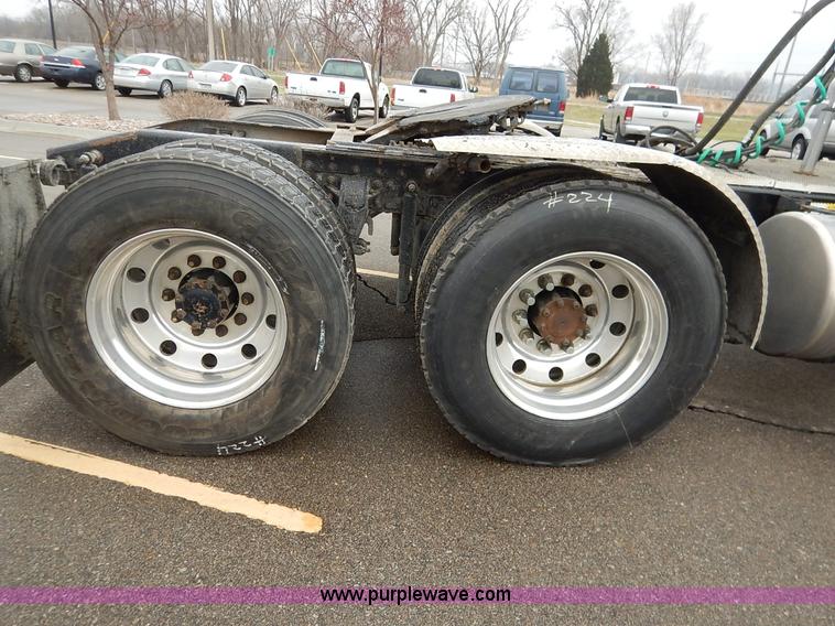 image for item K7320 2004 Mack CH613 semi truck