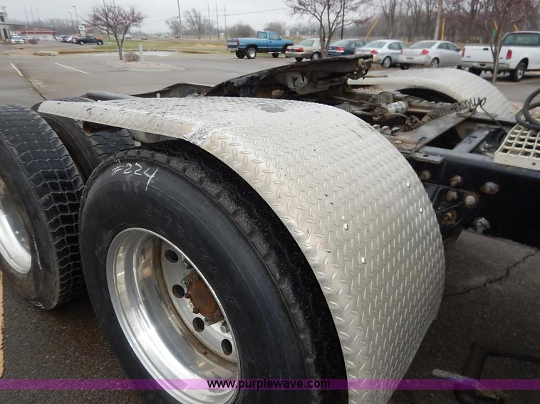 image for item K7320 2004 Mack CH613 semi truck