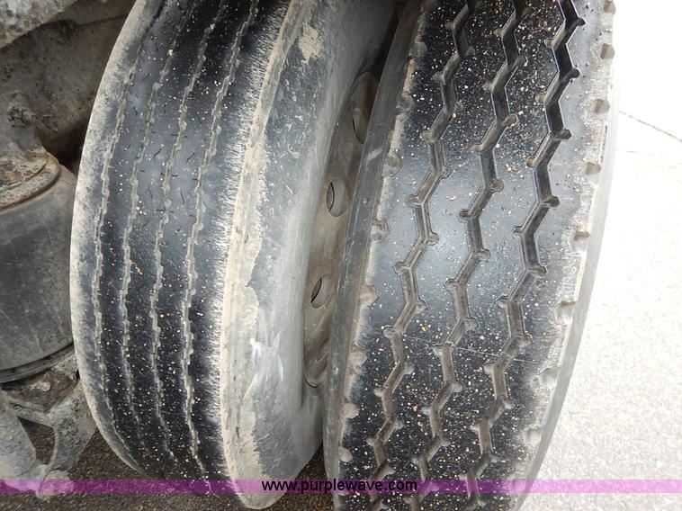 image for item K7320 2004 Mack CH613 semi truck