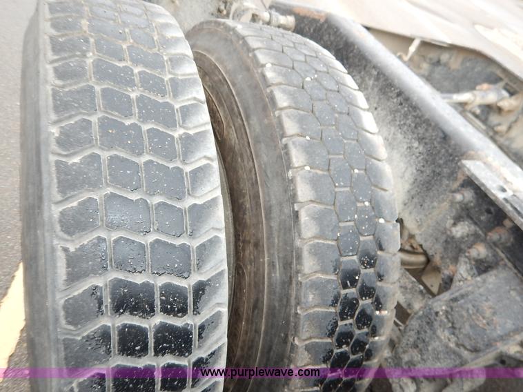 image for item K7320 2004 Mack CH613 semi truck