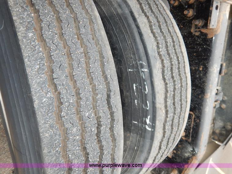 image for item K7320 2004 Mack CH613 semi truck