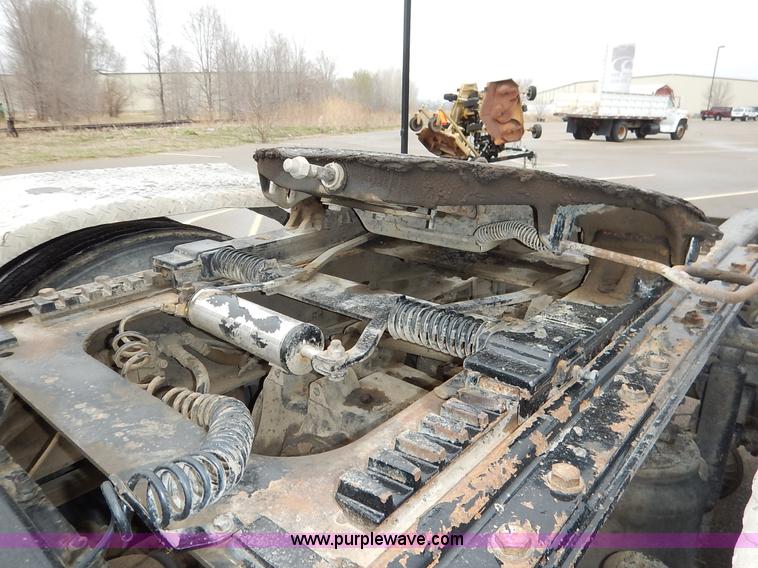 image for item K7320 2004 Mack CH613 semi truck