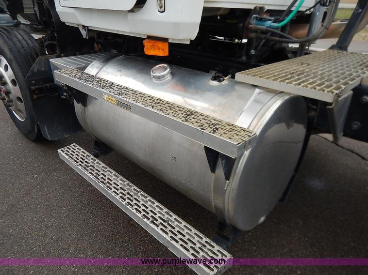 image for item K7320 2004 Mack CH613 semi truck