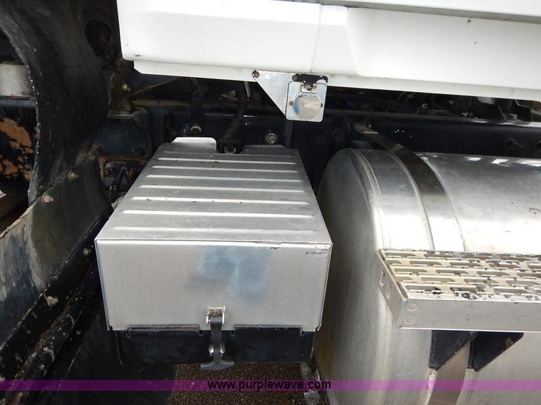 image for item K7320 2004 Mack CH613 semi truck