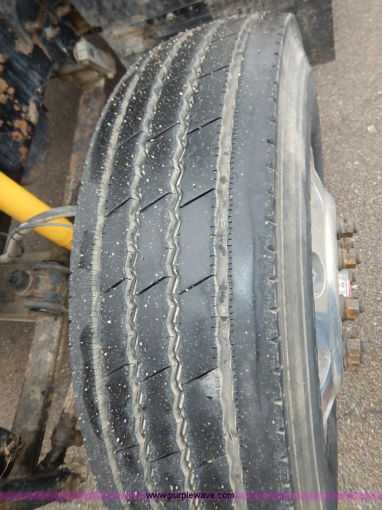 image for item K7320 2004 Mack CH613 semi truck