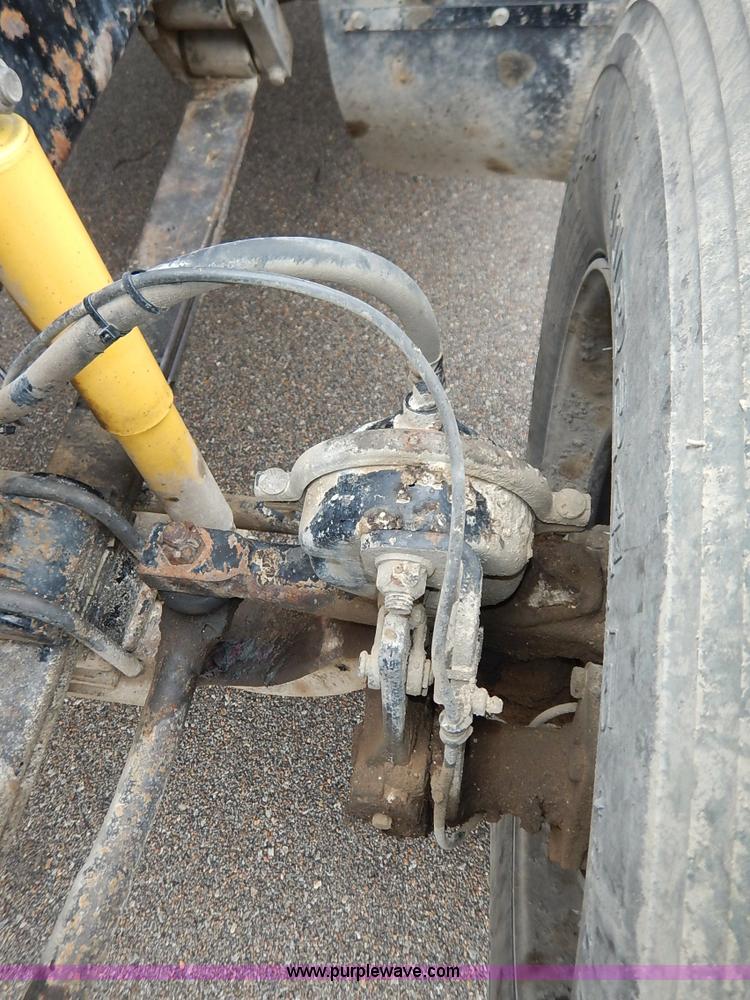 image for item K7320 2004 Mack CH613 semi truck