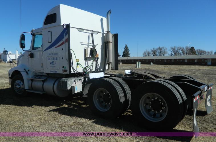 image for item K8011 2005 International 9400i Eagle semi truck