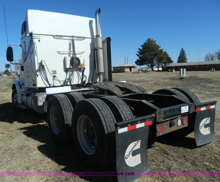 image for item K8011 2005 International 9400i Eagle semi truck