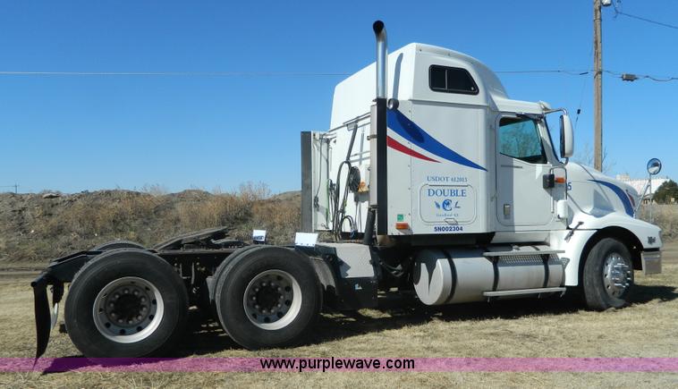 image for item K8011 2005 International 9400i Eagle semi truck