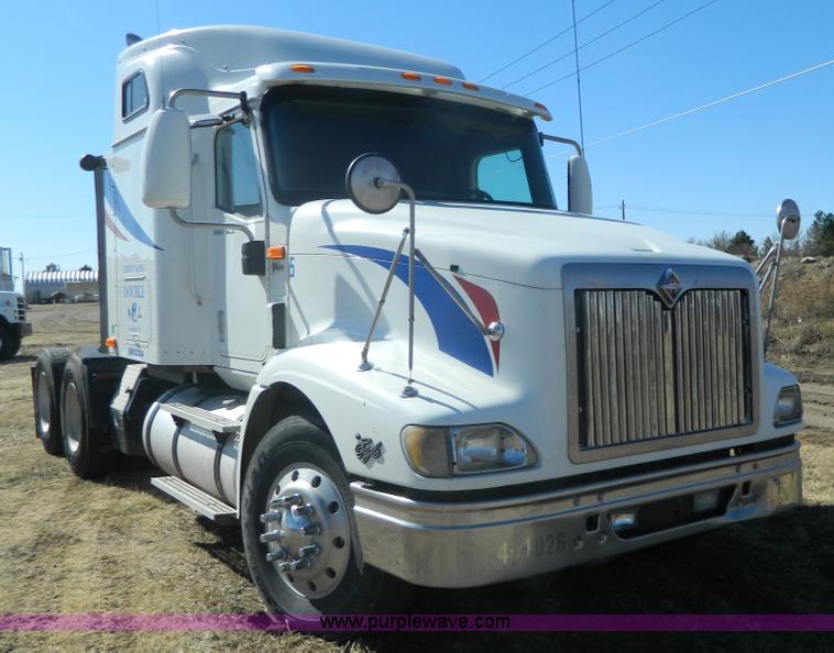 image for item K8011 2005 International 9400i Eagle semi truck