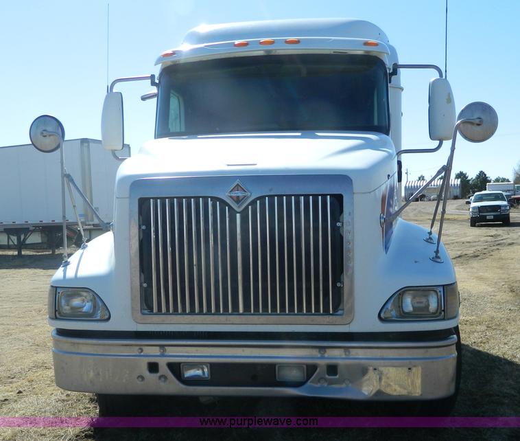 image for item K8011 2005 International 9400i Eagle semi truck