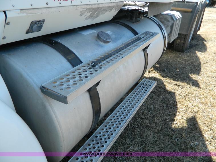 image for item K8011 2005 International 9400i Eagle semi truck