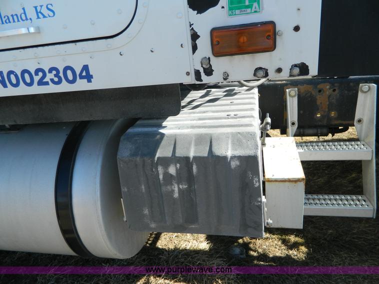 image for item K8011 2005 International 9400i Eagle semi truck