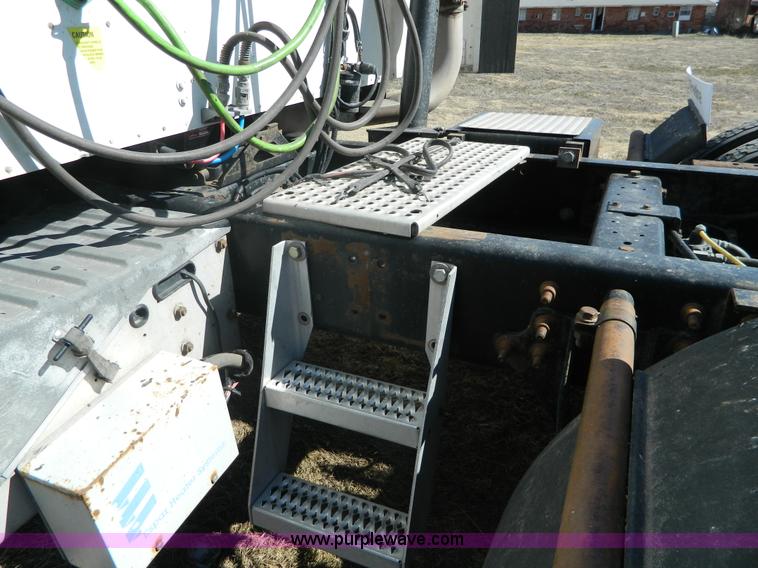 image for item K8011 2005 International 9400i Eagle semi truck