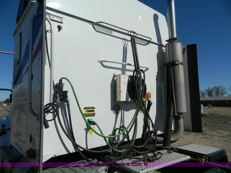 image for item K8011 2005 International 9400i Eagle semi truck