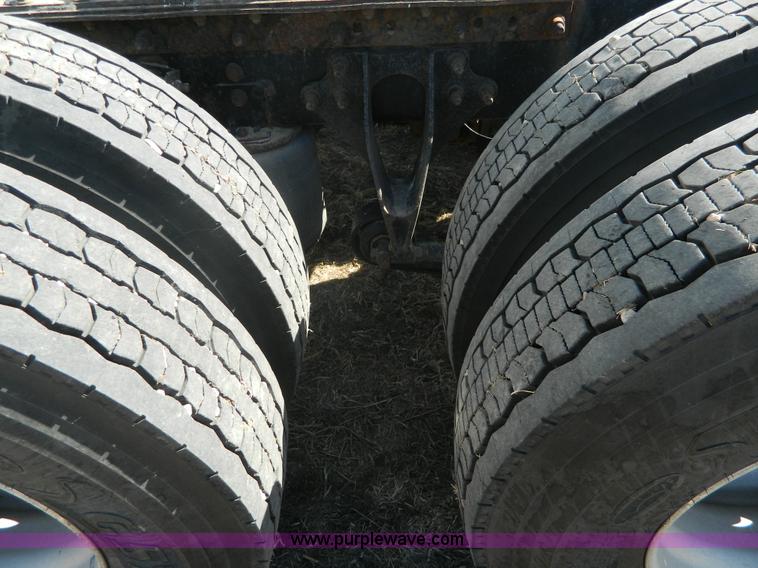 image for item K8011 2005 International 9400i Eagle semi truck