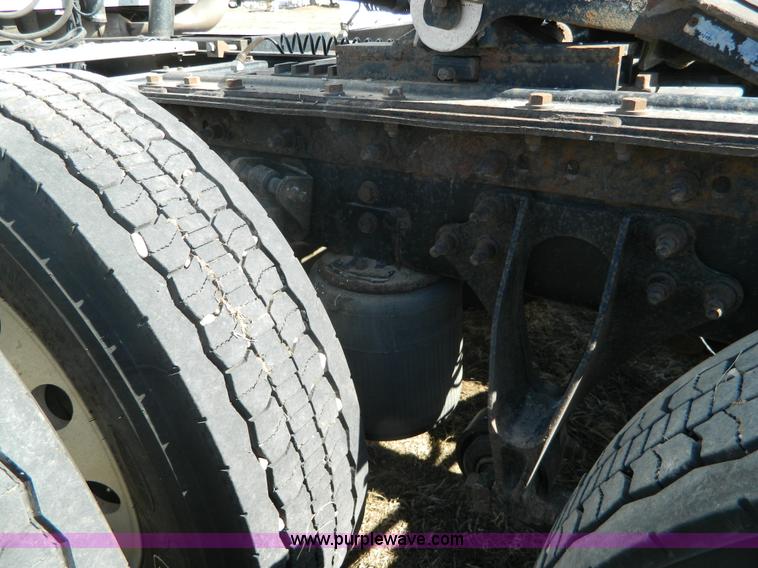 image for item K8011 2005 International 9400i Eagle semi truck