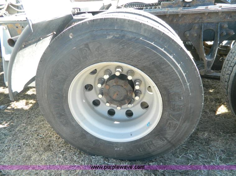 image for item K8011 2005 International 9400i Eagle semi truck