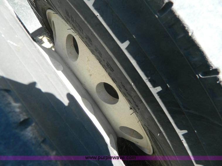 image for item K8011 2005 International 9400i Eagle semi truck