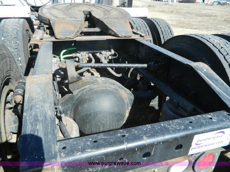 image for item K8011 2005 International 9400i Eagle semi truck