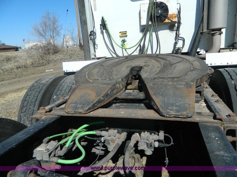 image for item K8011 2005 International 9400i Eagle semi truck