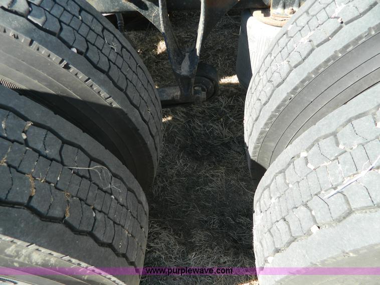 image for item K8011 2005 International 9400i Eagle semi truck