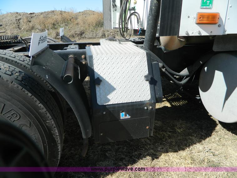 image for item K8011 2005 International 9400i Eagle semi truck