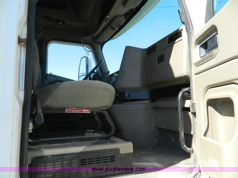 image for item K8011 2005 International 9400i Eagle semi truck