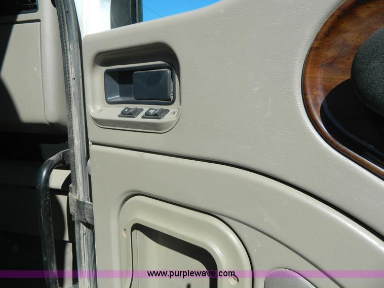 image for item K8011 2005 International 9400i Eagle semi truck