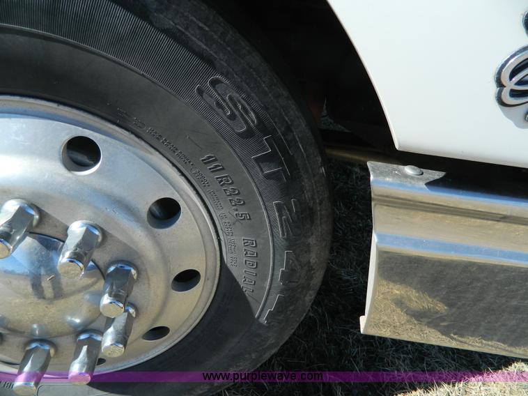 image for item K8011 2005 International 9400i Eagle semi truck