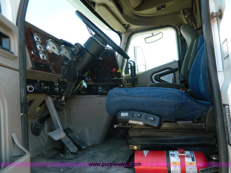 image for item K8011 2005 International 9400i Eagle semi truck