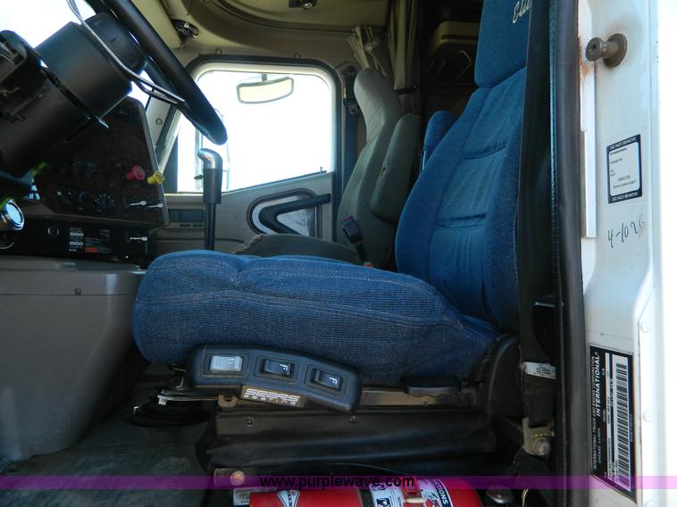 image for item K8011 2005 International 9400i Eagle semi truck