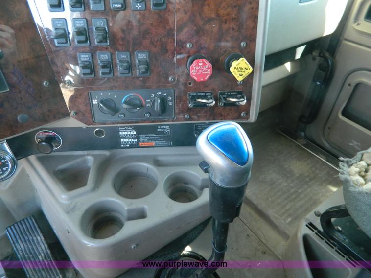 image for item K8011 2005 International 9400i Eagle semi truck