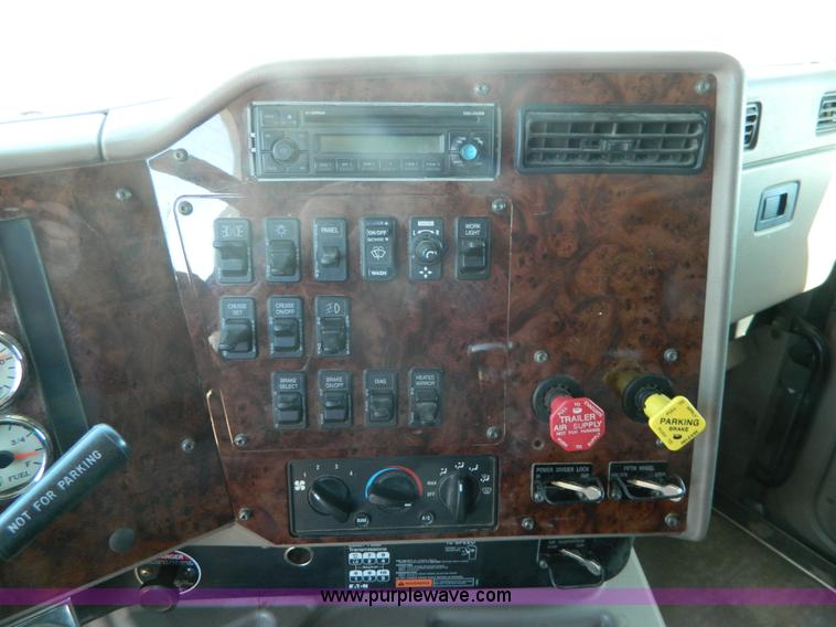 image for item K8011 2005 International 9400i Eagle semi truck