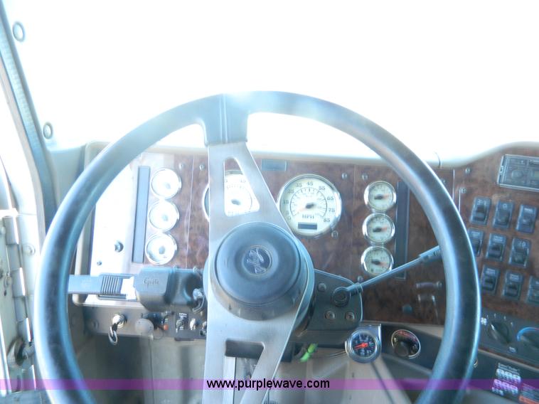 image for item K8011 2005 International 9400i Eagle semi truck